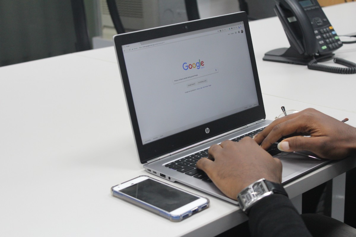 Googleが表示されているパソコン